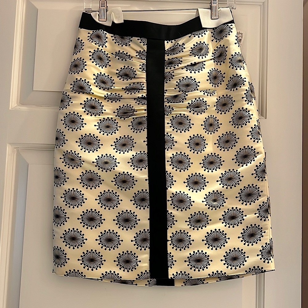 MIlly size 6 cream and black skirt